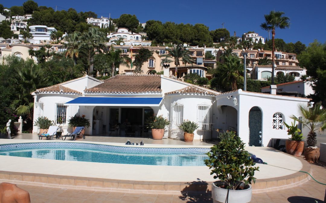 Südlagen Villa auf einer Ebene mit Panorama-Meerblick in Moraira kaufen 895.000 €